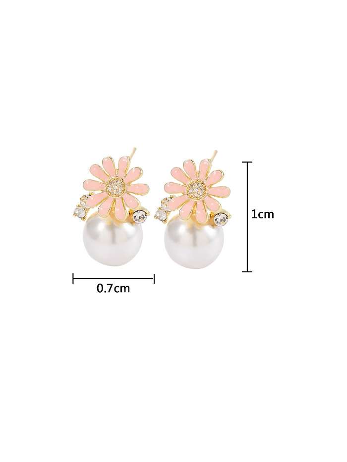 Aretes delicados con flor esmaltada de perla de imitación de latón