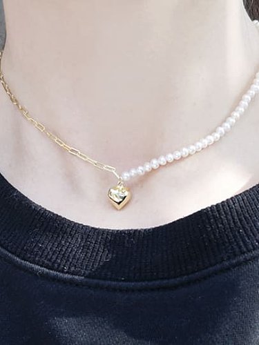 Minimalistische Halskette mit Herz aus Süßwasserperlen aus Messing