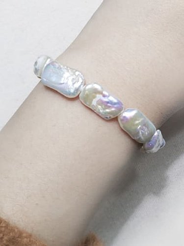 Bracelet tissé minimaliste géométrique en perles d'eau douce en laiton
