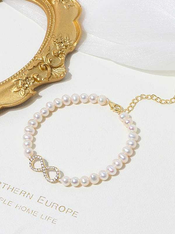 Brazalete minimalista con cuentas de latón y perlas de agua dulce número 8