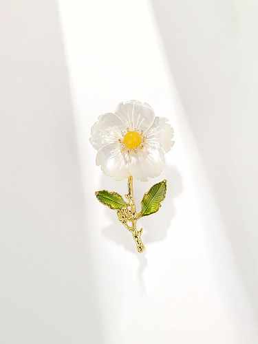 Broche delicado de flor de pérola de água doce de latão