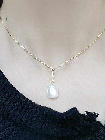 Juego de collar y aretes geométricos minimalistas de perla de concha de latón