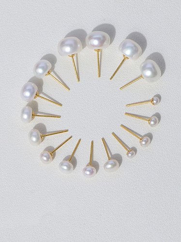 Aretes minimalistas irregulares de perla de agua dulce de latón