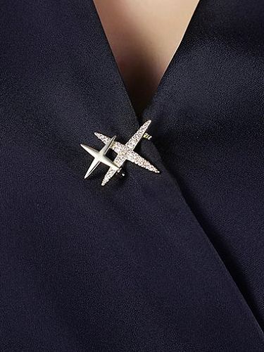 Broche minimalista de cruz de zircônia cúbica de latão