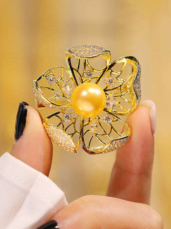 Luxuriöse Brosche mit Zirkonia-Blume aus Messing