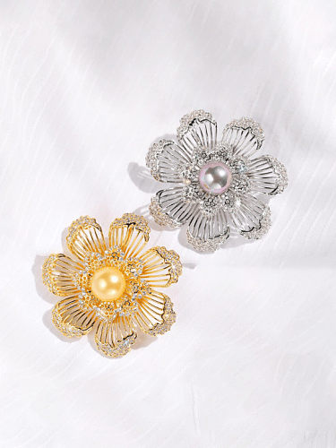 Messing-Brosche im Vintage-Stil mit kubischer Zirkonia-Blume