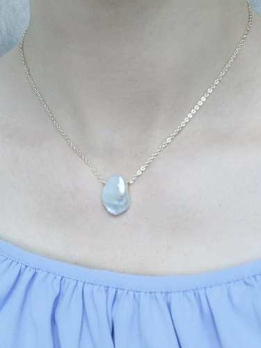 Collar minimalista geométrico de perlas de agua dulce de latón