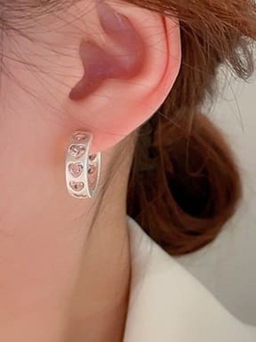 Boucle d'oreille Huggie minimaliste en laiton avec zircon cubique