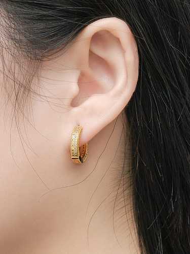 Arete redondo de latón con zirconia cúbica y racimo delicado