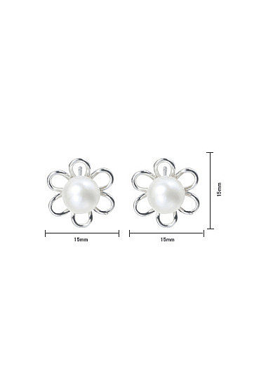 Aretes minimalistas de latón con flor de perla de agua dulce
