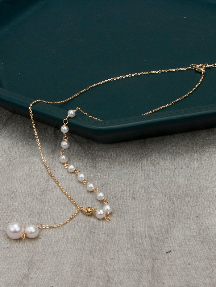 Collar de lazo minimalista con borla de perlas de agua dulce de latón