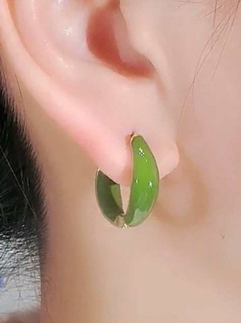 Boucles d'oreilles Huggie minimalistes géométriques en laiton émaillé
