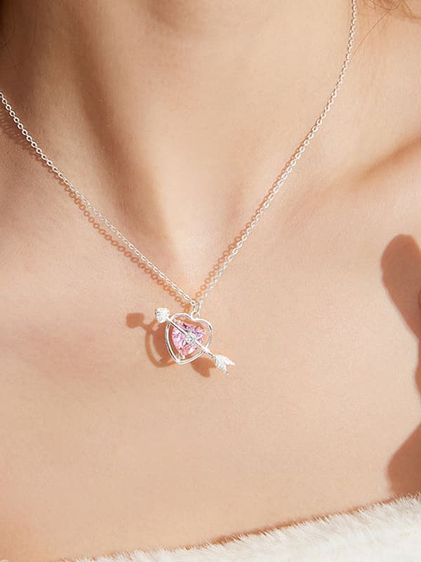 Zierliche Halskette mit rosafarbenem Herz und kubischem Zirkonia aus Messing