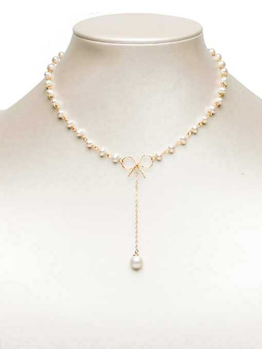 Collier lariat minimaliste en laiton avec perles d'eau douce et nœud papillon