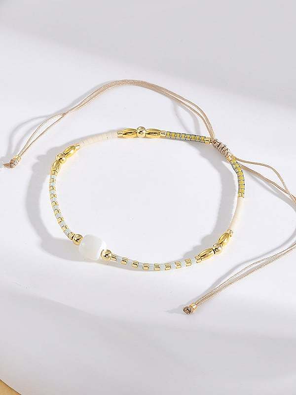 Bracelet en perles géométriques délicates faites à la main en laiton