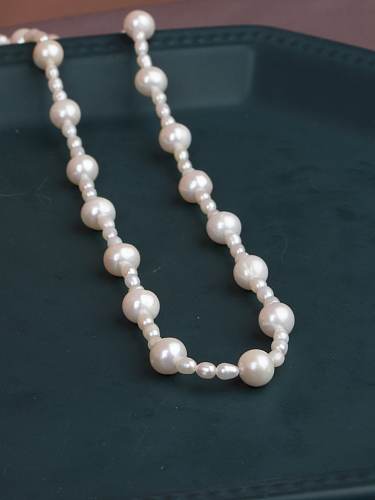 Geometrische minimalistische Halskette mit langem Strang aus Süßwasserperlen aus Messing