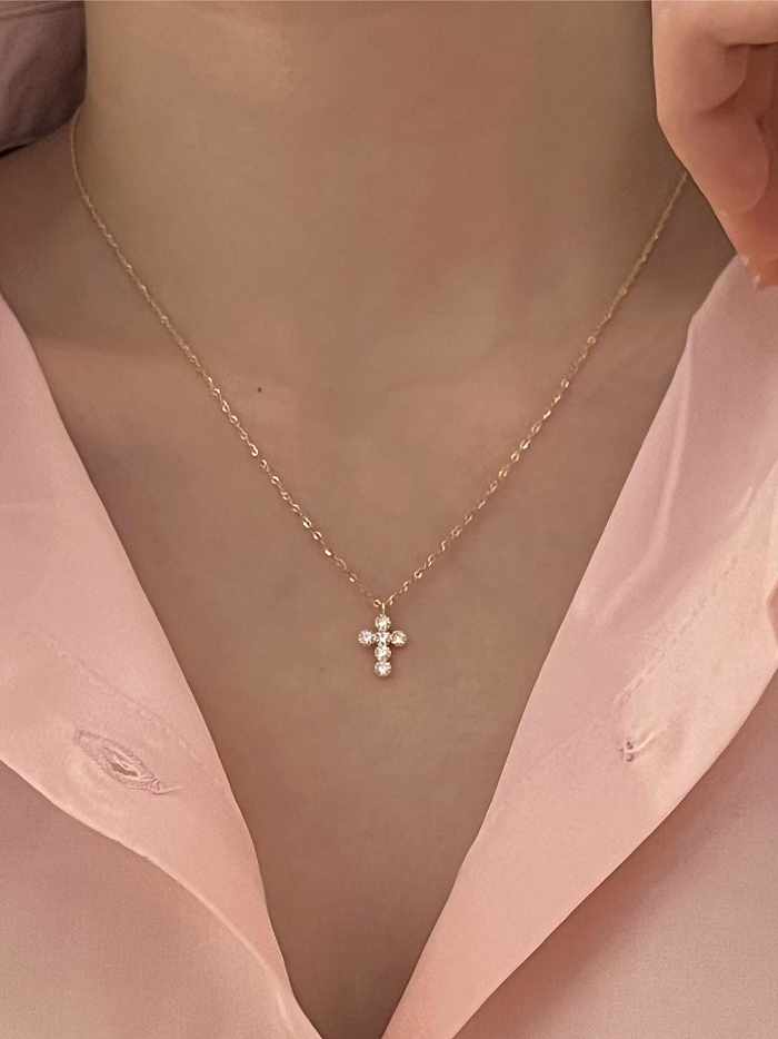 Collar minimalista con cruz de circonita cúbica de plata de ley 925