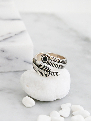 Ring aus Sterlingsilber mit schwarzer Zricon-Feder in freier Größe