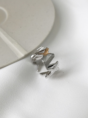 Ring aus Sterlingsilber mit einfachem XV-Buchstaben und geometrischem Muster in freier Größe