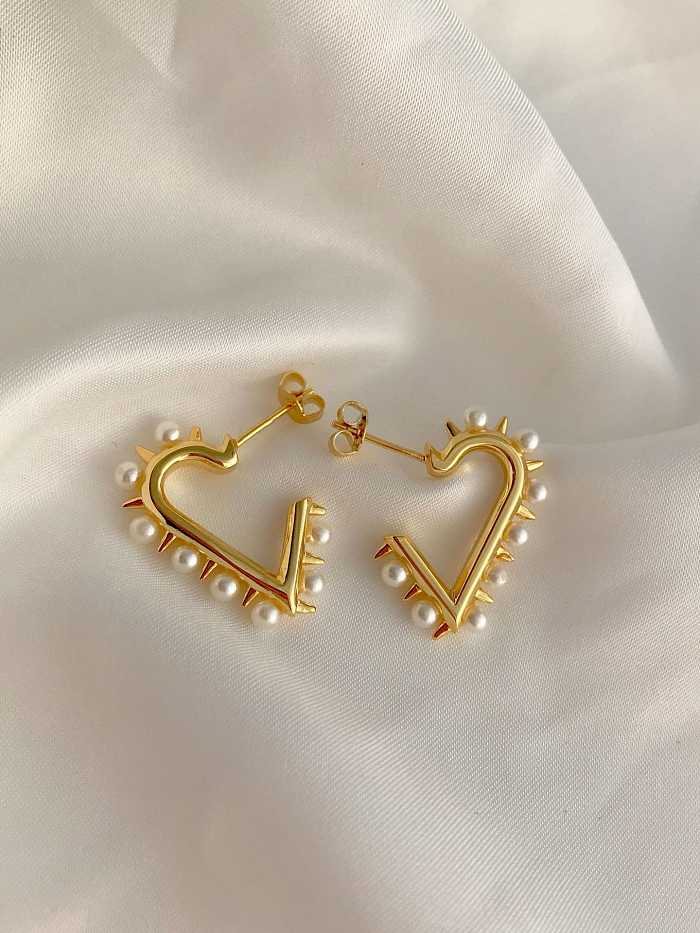 Brinco gota minimalista imitação de cobre com coração branco