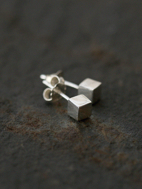 Mini clous d'oreilles carrés en argent sterling