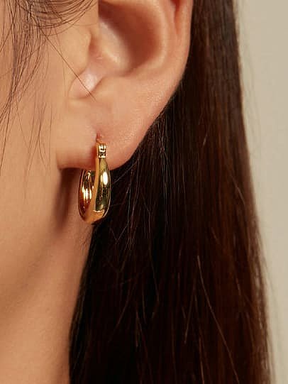 Geometrischer minimalistischer Huggie-Ohrring aus Messing