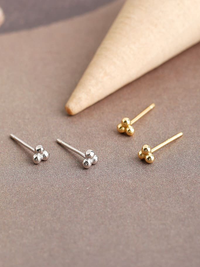 Boucles d'oreilles minimalistes en forme de triangle avec perle en argent sterling 925