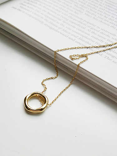 Goldene Halskette mit unregelmäßigem Ring aus Sterlingsilber