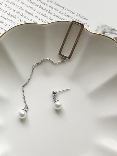 Pendientes minimalistas asimétricos de plata de ley con perlas sintéticas