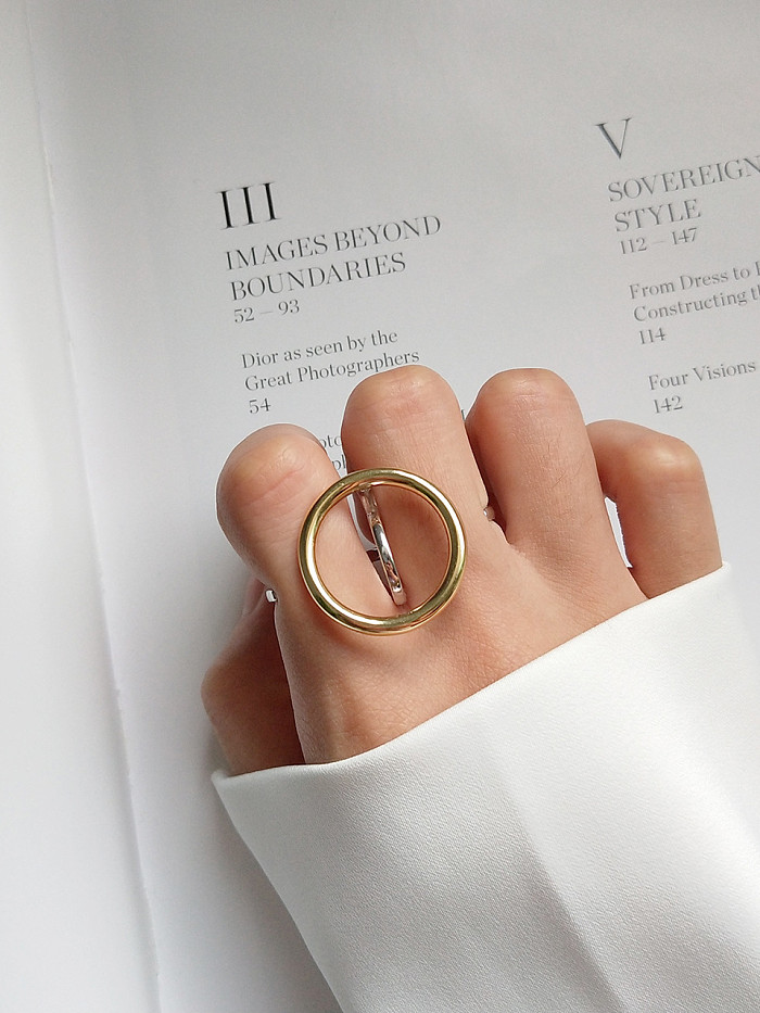 Unsichtbarer Ring aus Sterlingsilber im minimalistischen Stil mit Farbtrennung
