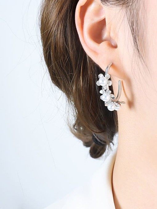 Boucles d'oreilles créoles tendance fleur de perle d'imitation en acier au titane
