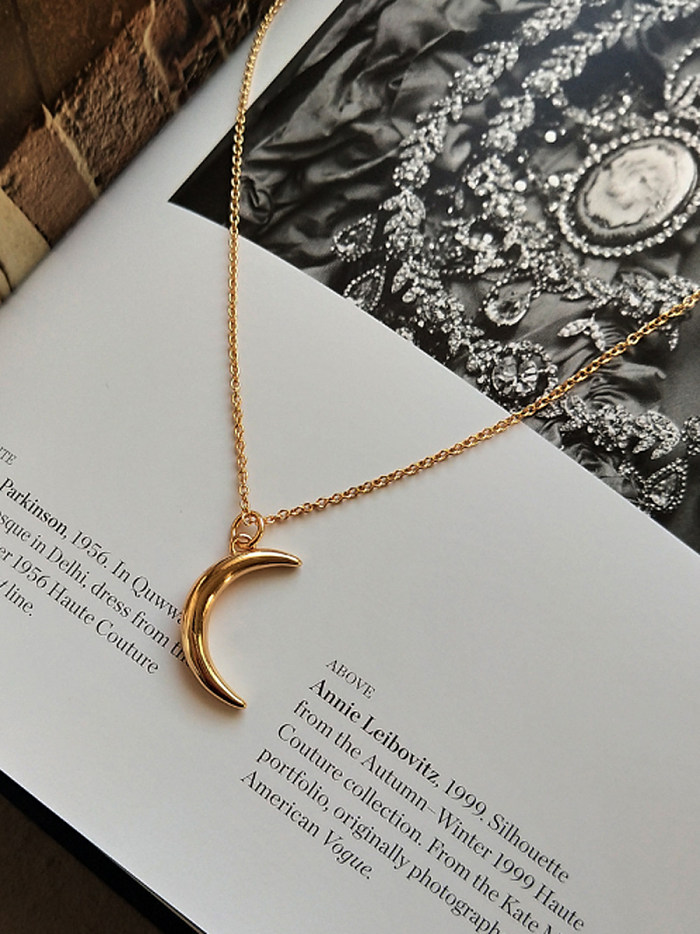 Collar de oro con diseño de luna en plata de primera ley