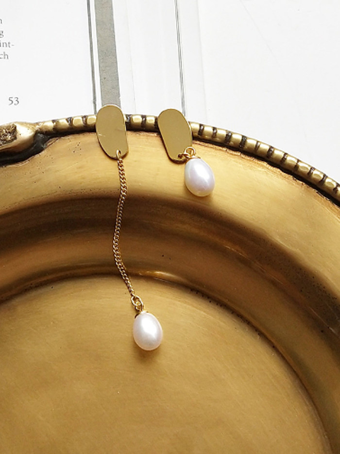 Asymmetrische, glatte, eiförmige synthetische Perlen-Ohrstecker aus Sterlingsilber