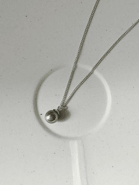Minimalistische Halskette aus synthetischen schwarzen Perlen aus Sterlingsilber