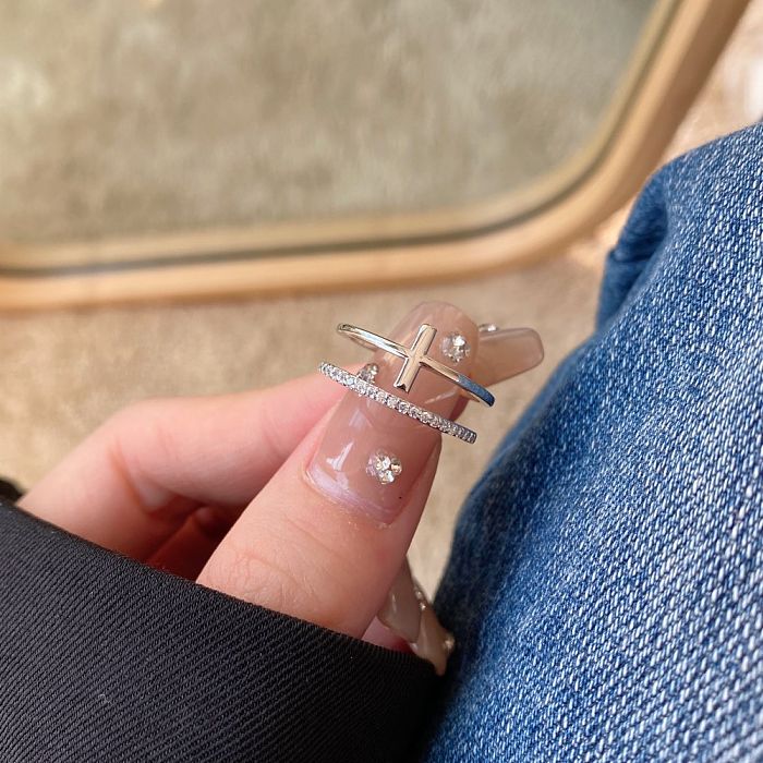 Um anel de dedo empilhável em cruz de zircônia