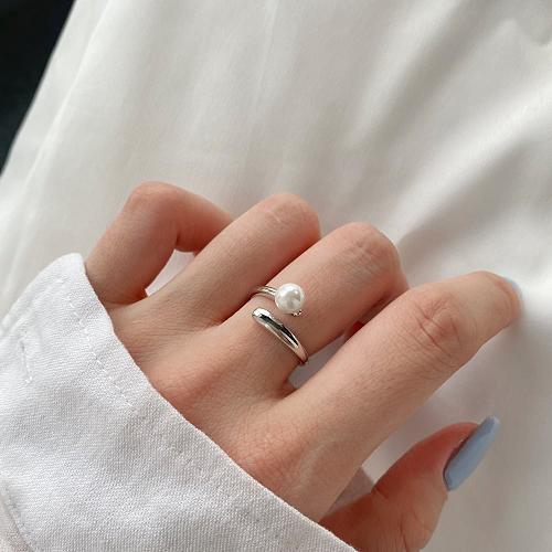 Precioso anillo de dedo con perla de agua dulce