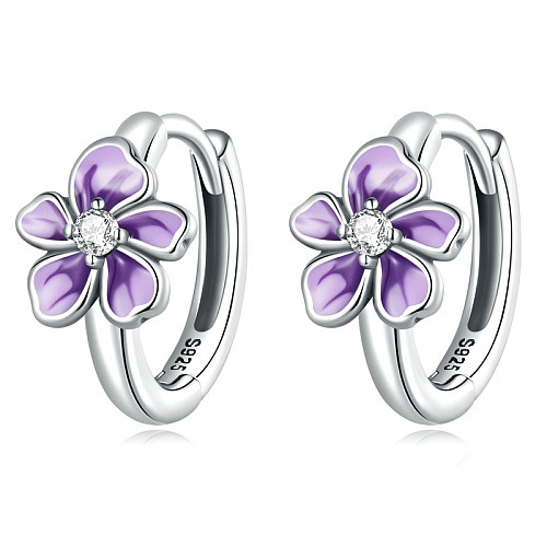 Brincos de argola com flor de esmalte violeta e zircônia