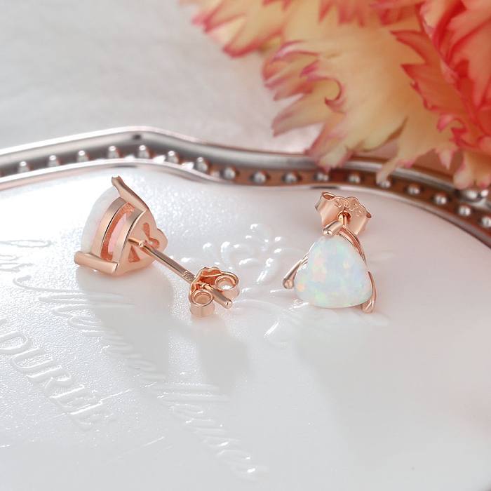 Boucle d'oreille à tige en opale cœur blanc