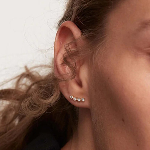 Boucles d'oreilles à tige en argent avec ligne de zircons cubiques