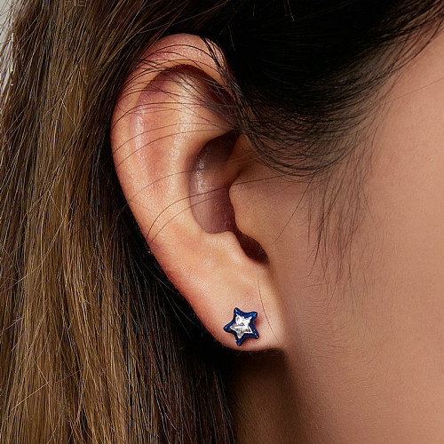 Boucles d'oreilles à vis avec étoile bleue en émail et zircone