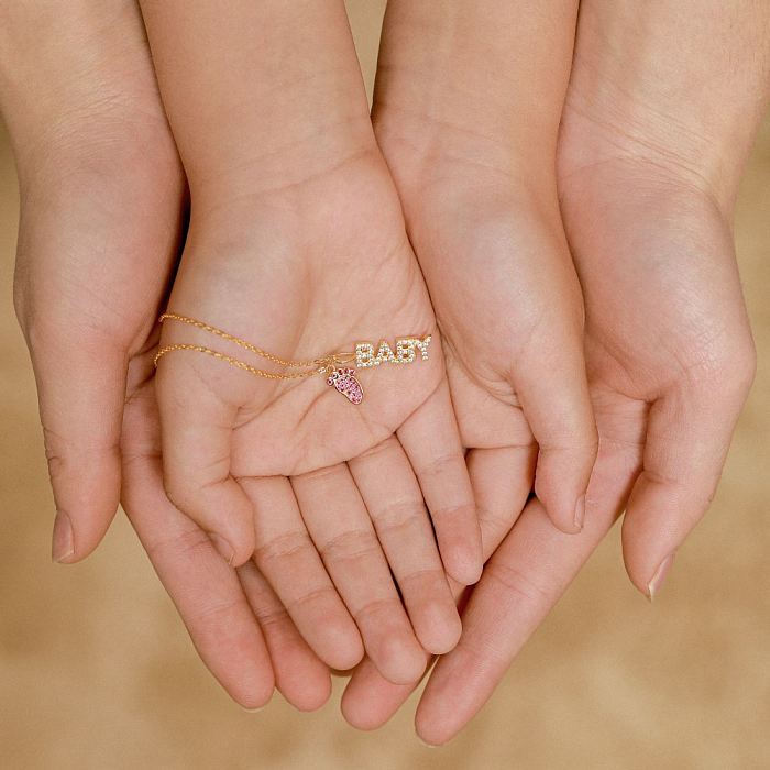 Halskette mit Fußabdruck von Baby-Buchstaben aus Zirkonia