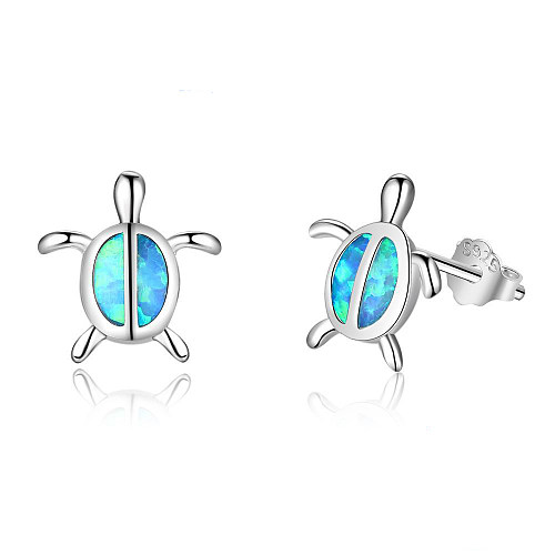 Boucle d'oreille à tige en forme de tortue avec opale bleue