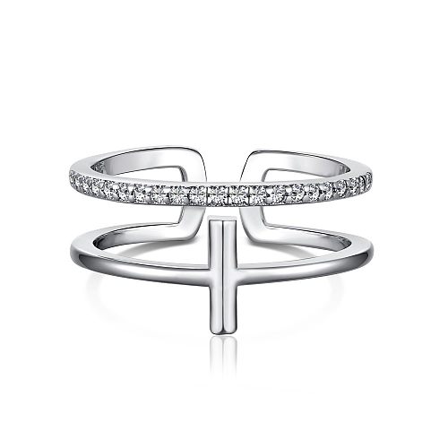 Un anneau d'orteil empilable en forme de croix en zircone