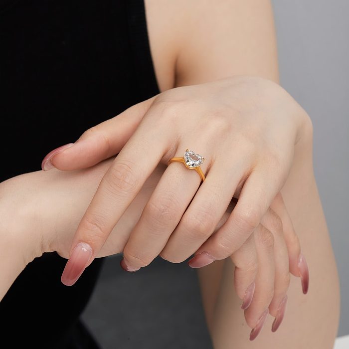 Um anel de festa de casamento com coração de zircônia