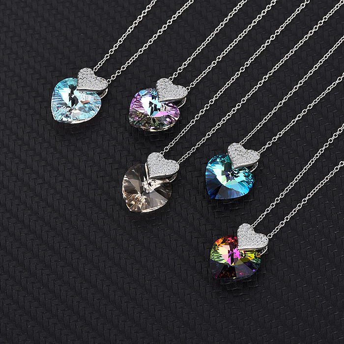 Collier avec pendentif en forme de cœur et de zircone cubique avec cristaux autrichiens