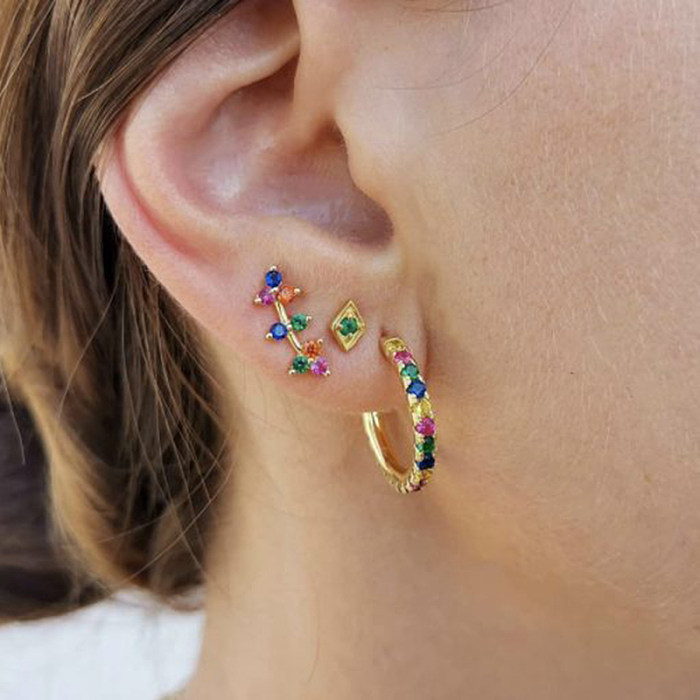 Boucles d'oreilles à tige en argent avec zircons cubiques colorés