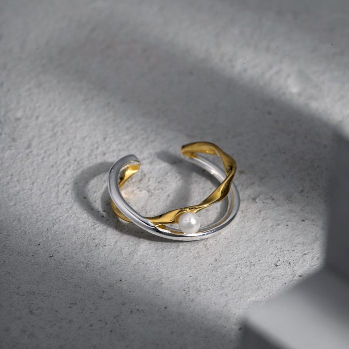 Elegante anel de pérola com linhas torcidas