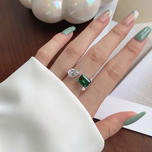 Elegante anillo para dedo con circonita esmeralda