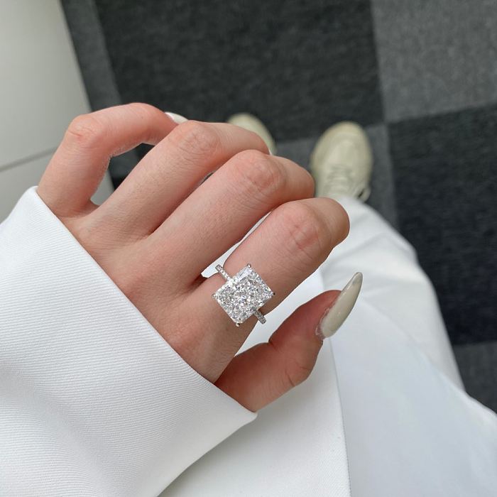 Um anel solitário de noivado de zircônia com corte radiante