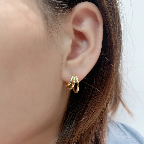 Goldfarbener Ear Hugger-Ohrring mit Linien